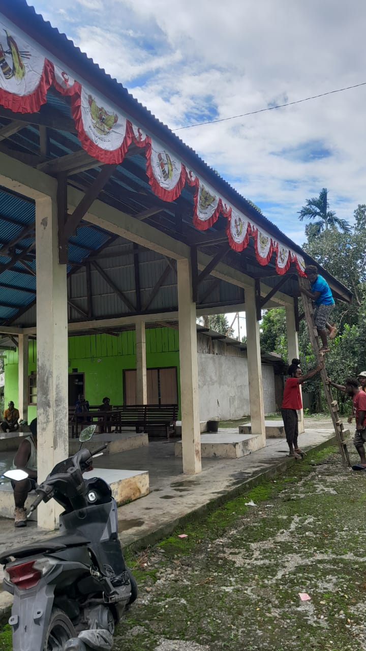Pemasangan umbul-umbul di Kantor Kampung Bintang Lima