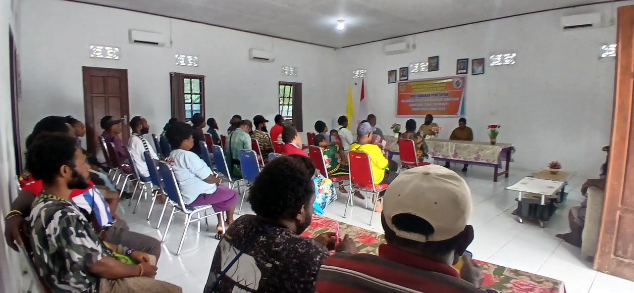 Proses pemilihan ketua-ketua RT di Kampung Utikini Satu yang dipimpin oleh Kepala Kampung Utikini Satu Luther Karagainal 