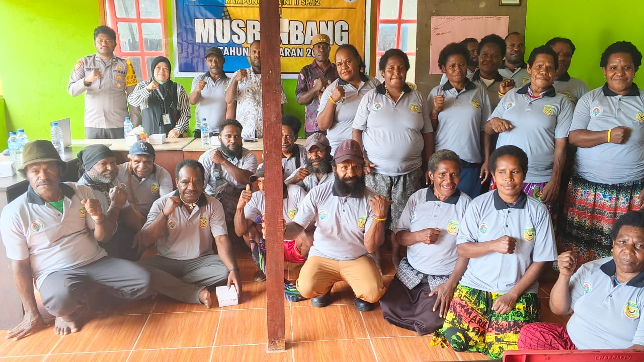 Foto bersama Kepala Distrik Kuala Kencana, Yemi Gobai, Kepala Kampung Utikini II, Marinus Kogoya, Pendamping Desa, Kepala Dusun, Ketua RT Bhabinkamtibmas, dan wargapada saat Musrenbang 
