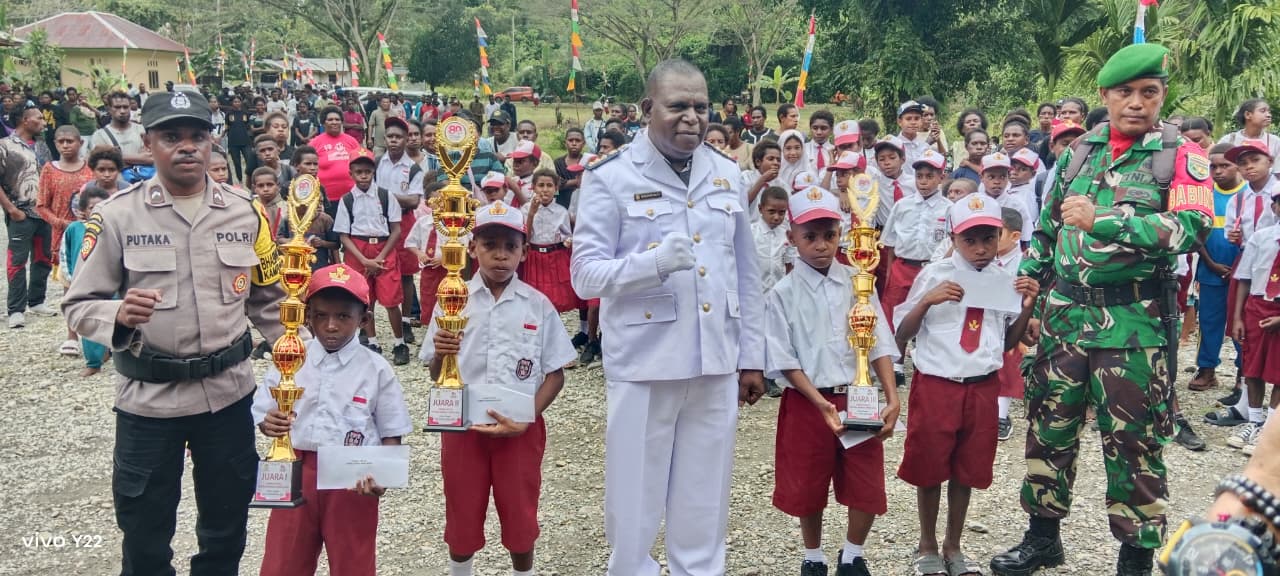 Foto bersama Kepala Distrik Mimika Timur Jauh, Yulius Katagame dan pemenang lomba setelah penyerahan piala