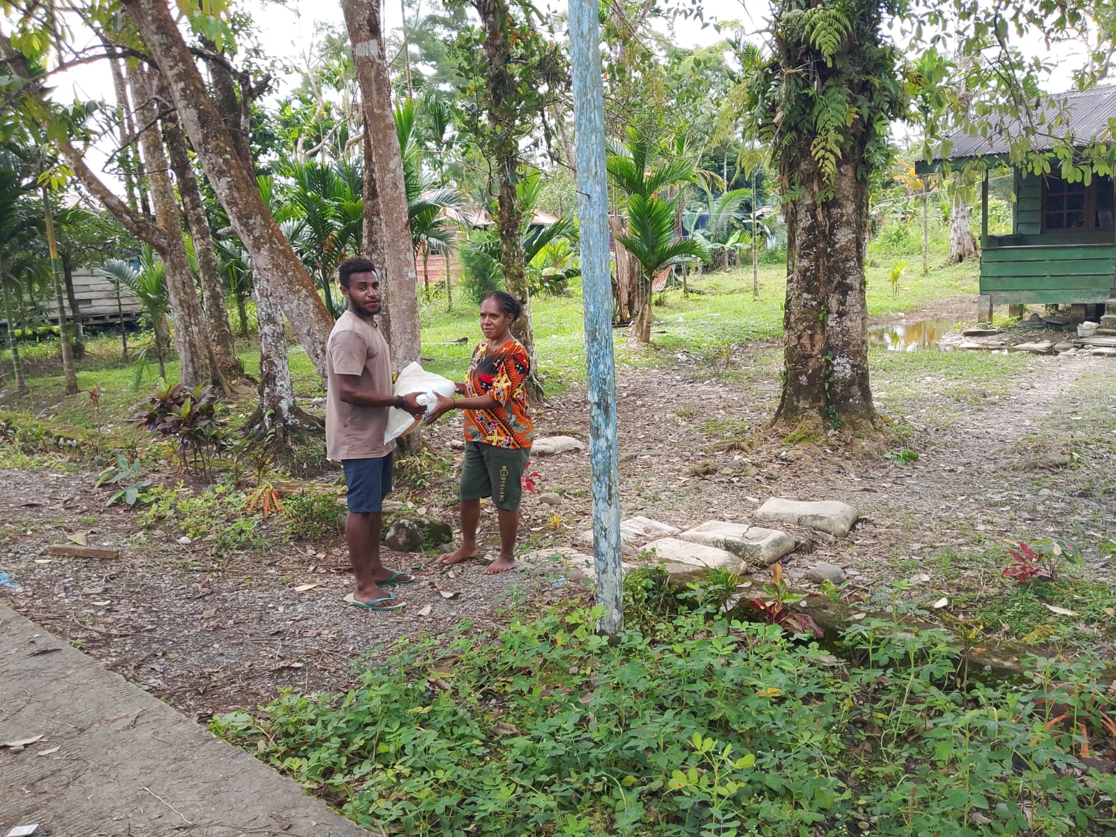 Warga Kampung Utikini II saat menerima bantuan beras