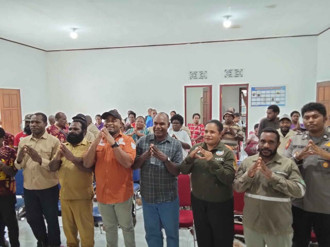 Foto bersama Kepala Distrik Kuala Kencana, Yemi Gobai, Kabid PMK DPMK, Frits Werimon, Kepala Kampung Utikini I, Luther Karagainal, Pendamping desa, Bhabinkamtibmas dan Babinsa