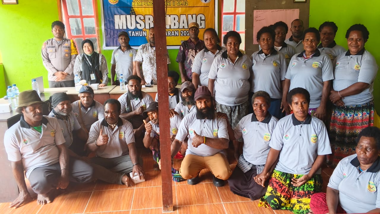 Foto bersama Kepala Distrik Kuala Kencana, Yemi Gobai, Kepala Kampung Utikini II, Marinus Kogoya, Pendamping Desa, Kepala Dusun, Ketua RT Bhabinkamtibmas, dan wargapada saat Musrenbang 