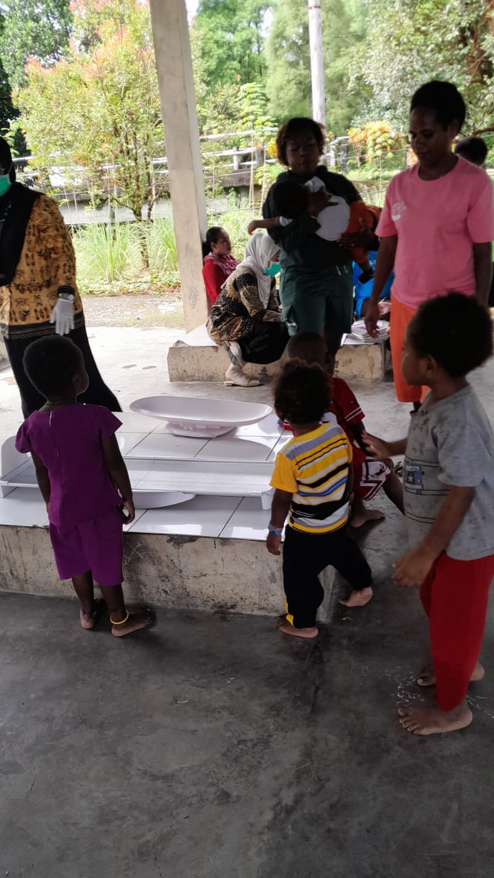 Suasana pelayanan Posyandu di Kampung Bintang Lima