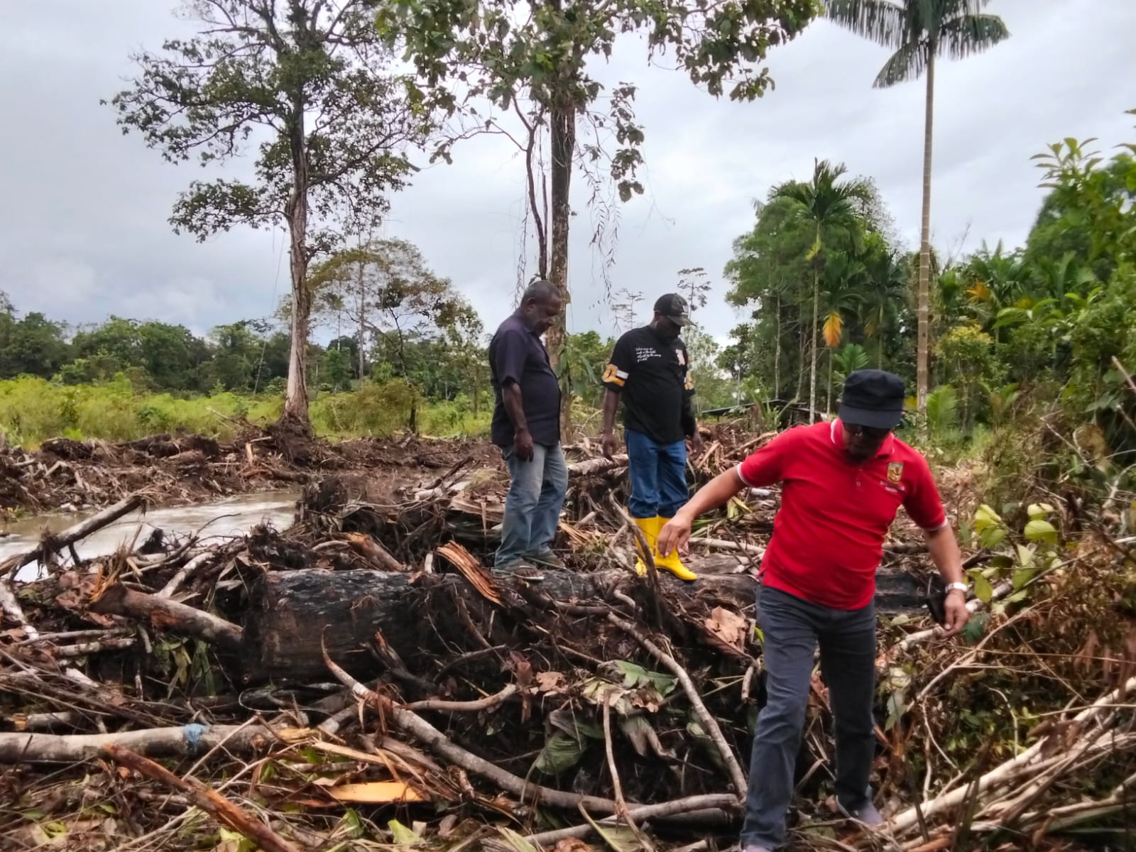 Plt Kepala Kampung Karya Kencana bersama para Kaur saat meninjau langsung normalisasi sungai