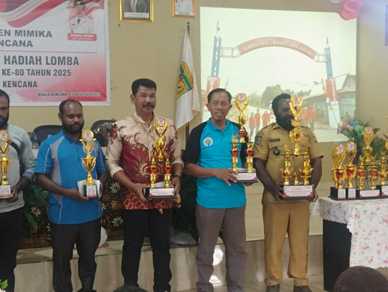 Foto bersama para Kepala-Kepala Kampung yang meraih juara