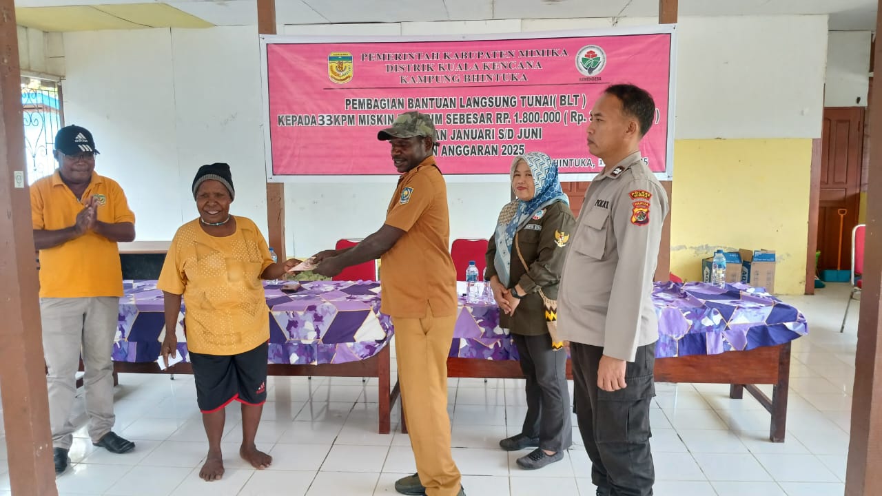 Kepala Kampung Bhintuka Penius Tabuni saat menyerahkan bantuan langsung tunai kepada warga
