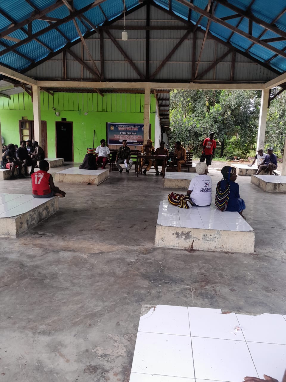 Suasana penyaluran BLT kepada warga di Kampung Bintang Lima