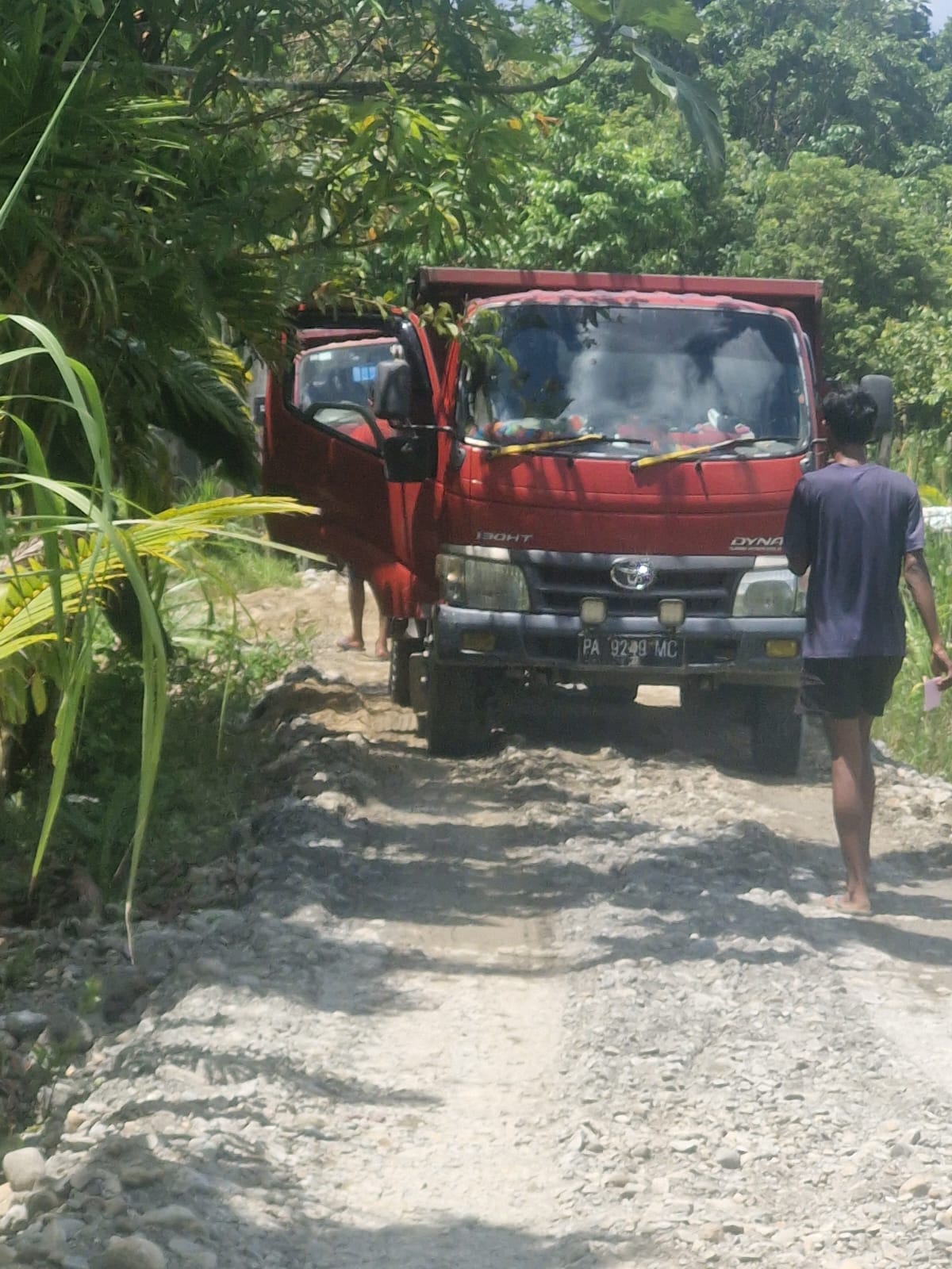 Proses penimbunan jalan di RT 8, Kampung Jimbi