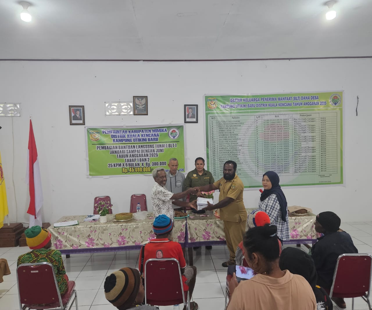Kepala Kampung Utikini Satu, Luther Karagainal saat Penyaluran Bantuan Langsung Tunai kepada warga