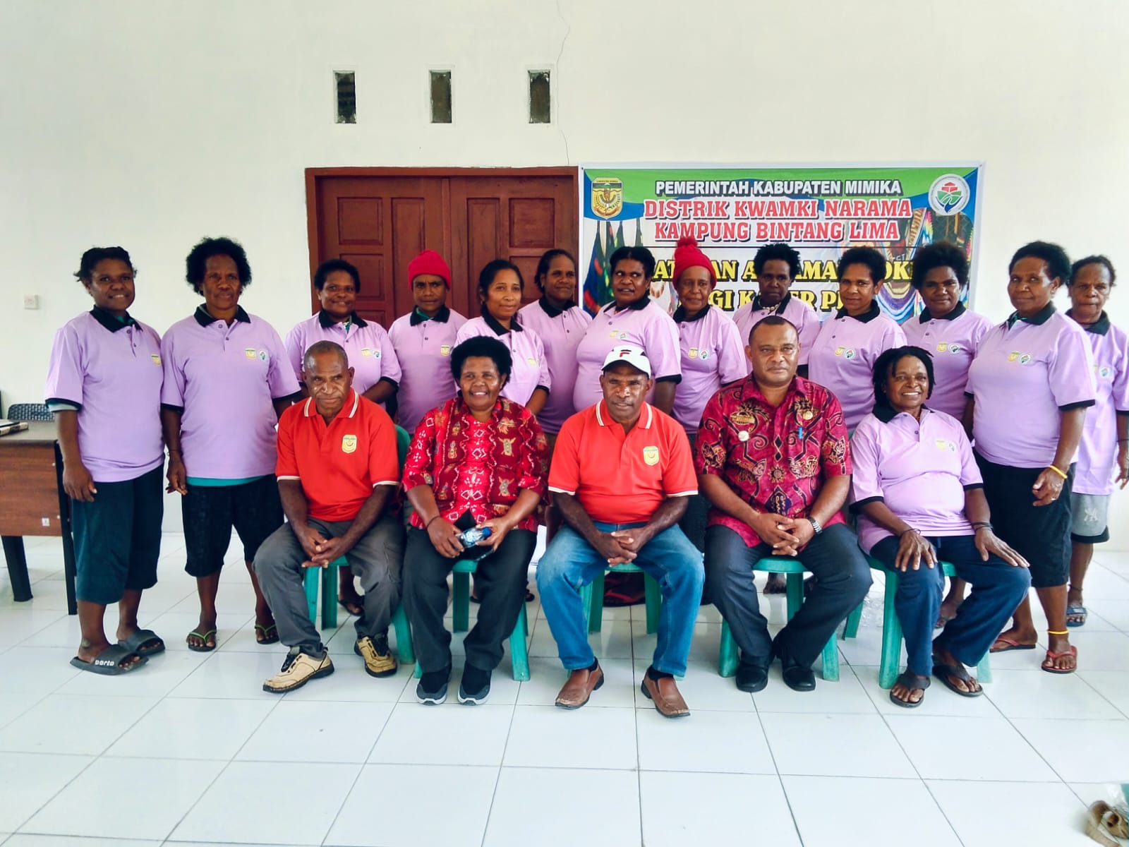 Kepala Distrik Kwamki Narama Edwin Habuebi bersama Kepala Kampung Bintang Lima Marthinus Kogoya dan ibu-ibu PKK Kampung Bintang Lima saat foto bersama 