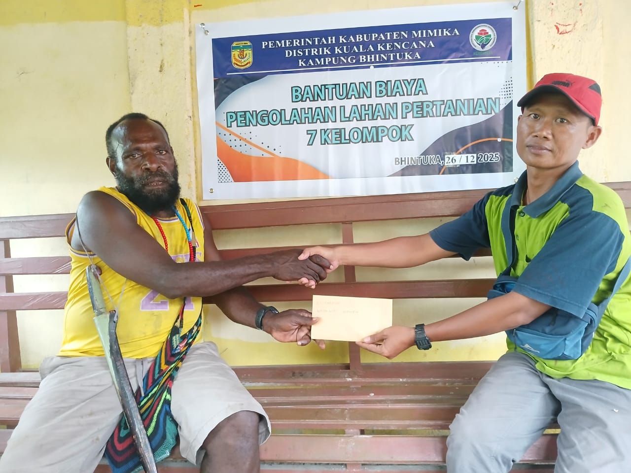 Sekertaris Kampung Bhintuka Eko Kurniawan saat menyerahkan bantuan kepada perwakilan 7 kelompok tani 