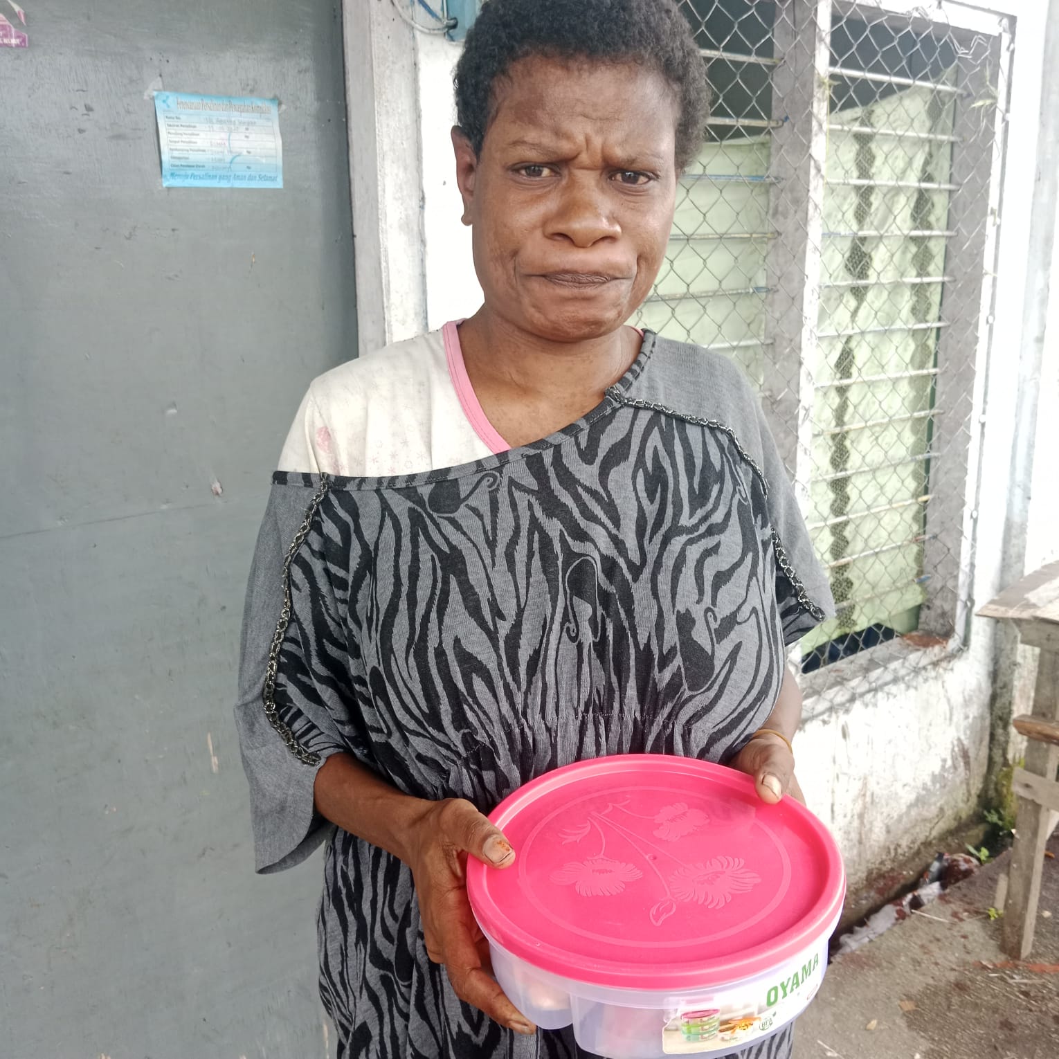 Seorang ibu menerima makanan tambahan