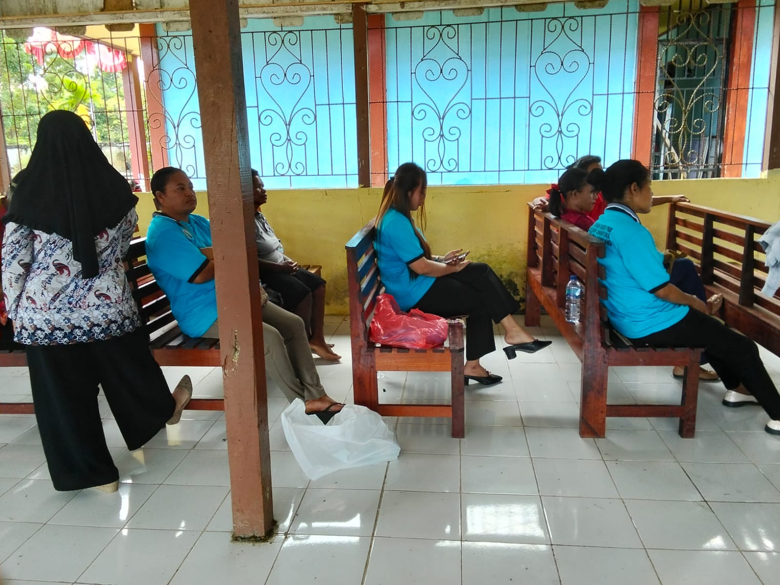 Peserta saat mengikuti pelatihan menganyam noken