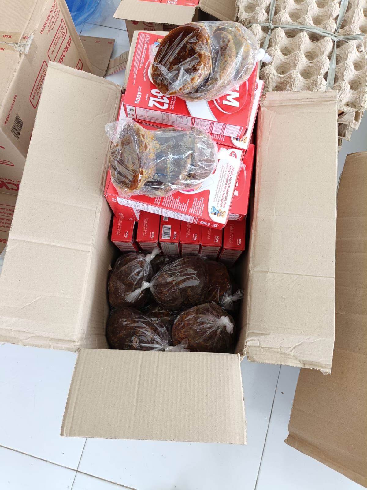 Susu formula yang akan diserahkan kepada kader posyandu untuk dibagikan kepada balita, ibu hamil dan lansia