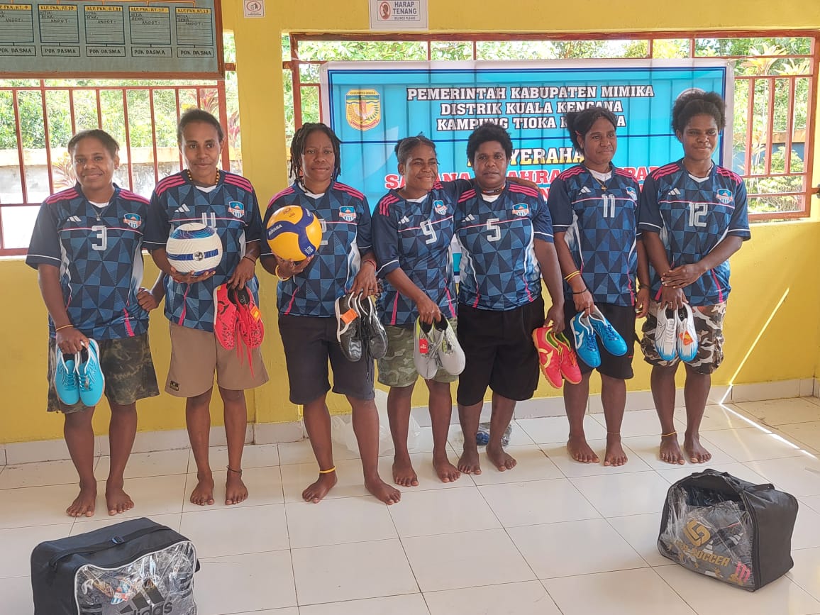 Pemuda pemudi kampung Tioka Kencana saat menunjukkan pakaian dan fasilitas olahraga yang diberikan Pemkam Tioka Kencana