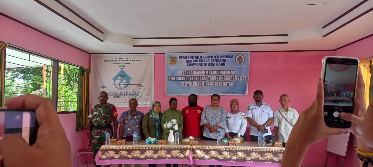 Foto bersama Kepala Kampung Utikini Satu, Kabid DPMK, Pendamping desa dan Babinsa sebelum pemberian makanan tambahan kepada balita, anak, bumil dan lansia