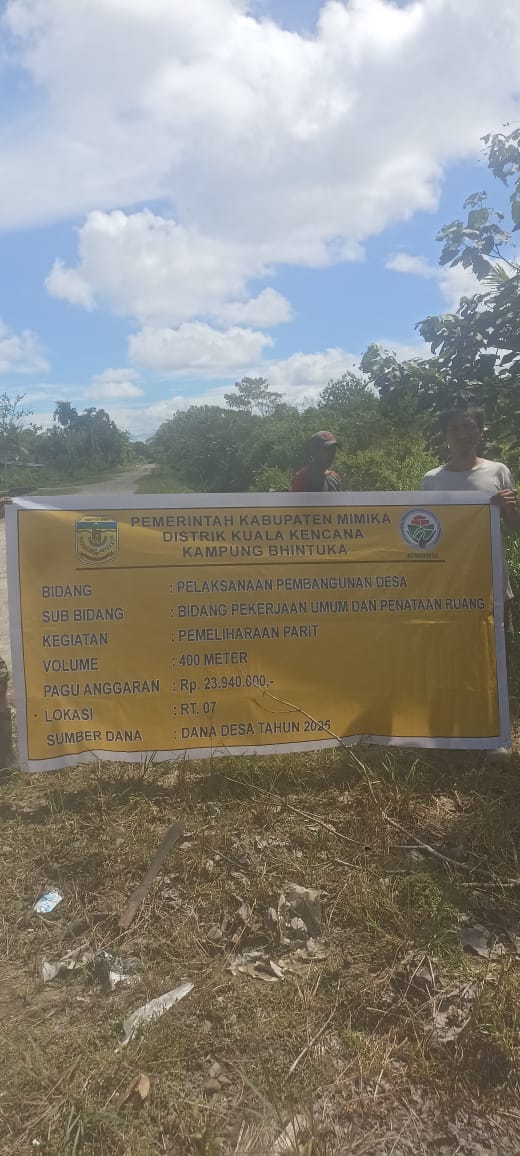 WARGA RT 7 KOMPAK! PEMELIHARAAN PARIT DI KAMPUNG BHINTUKA MELEBIHI TARGET BERKAT GOTONG ROYONG DAN ALAT BERAT