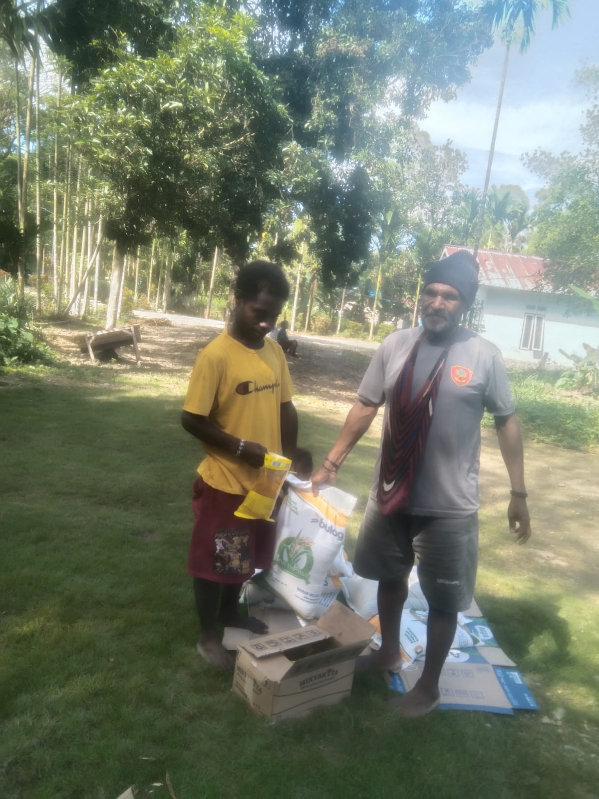 Warga saat menerima bantuan beras dan minyak