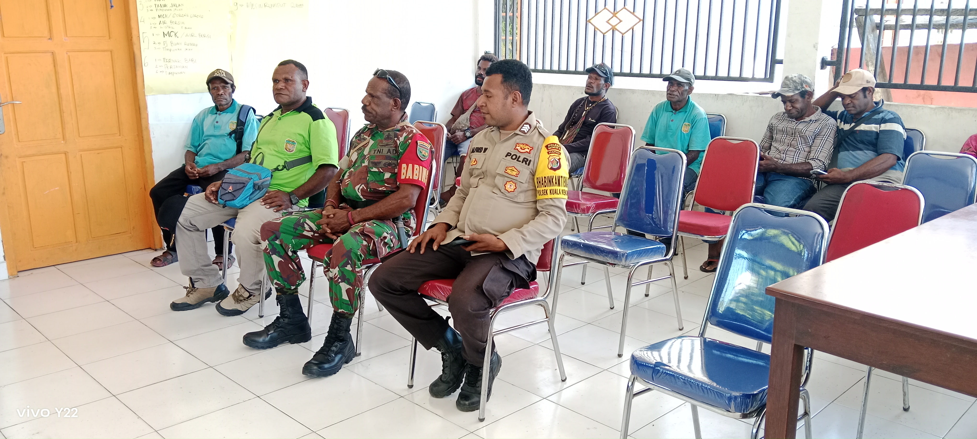 Babinsa dan Bhabinkamtibmas saat menyaksikan penyaluran BLT