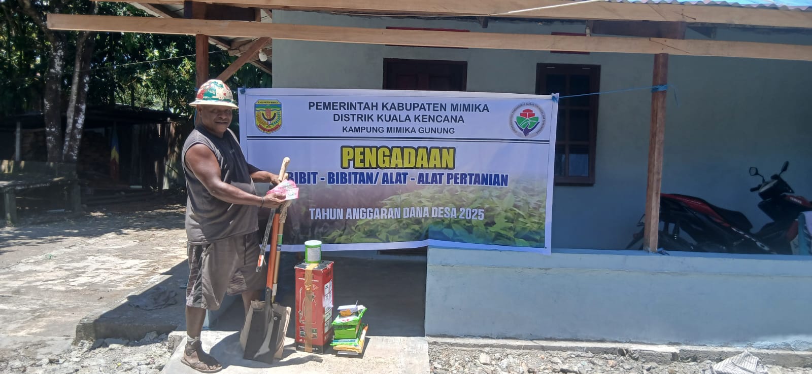PEMERINTAH KAMPUNG FASILITASI PEMBERSIHAN LAHAN DAN PEMBAGIAN ALAT SERTA BIBIT PERTANIAN KEPADA WARGA
