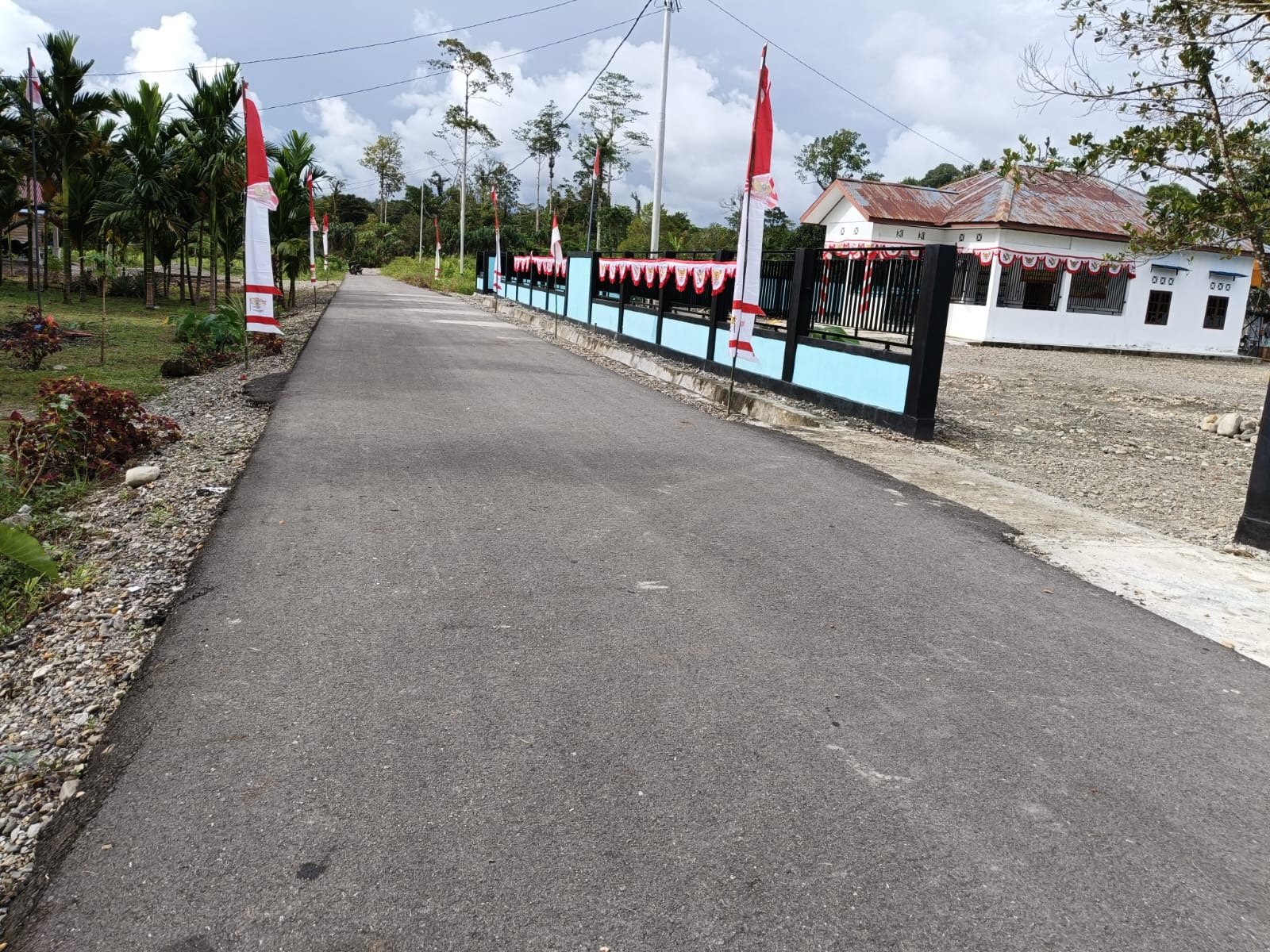 Tampak Jalan masuk Kantor Kampung Karya Kencana terlihat bersih