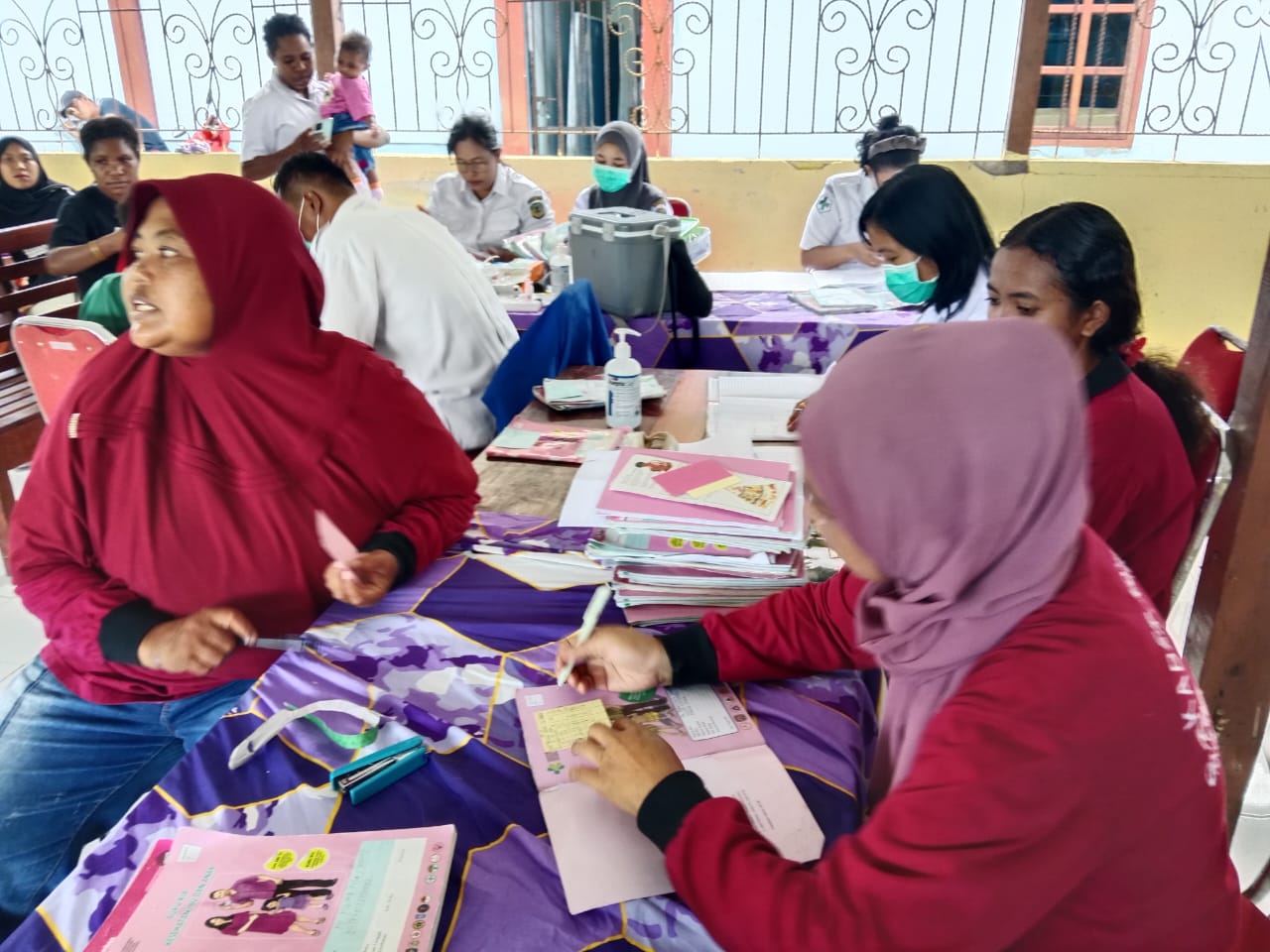 Petugas kesehatan saat melakukan pelayanan posyandu