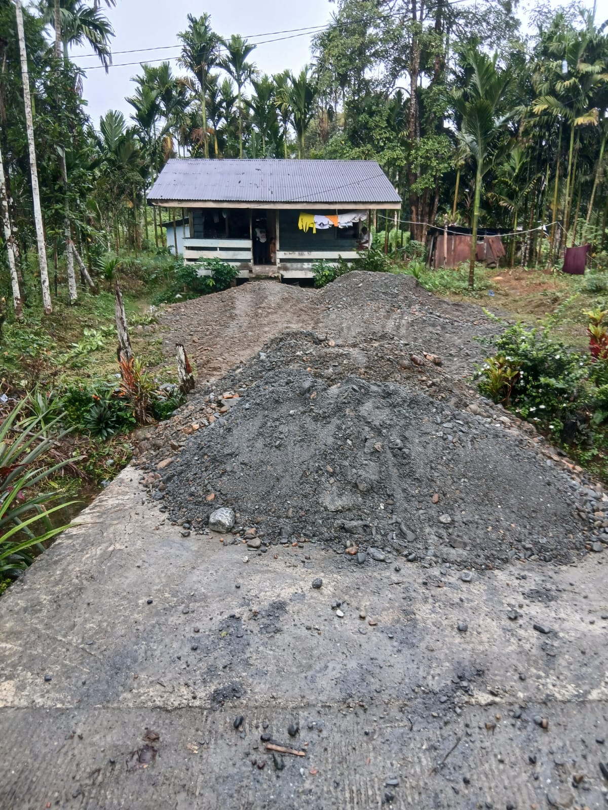 1 ret timbunan saat ditumpahkan di halaman rumah warga 