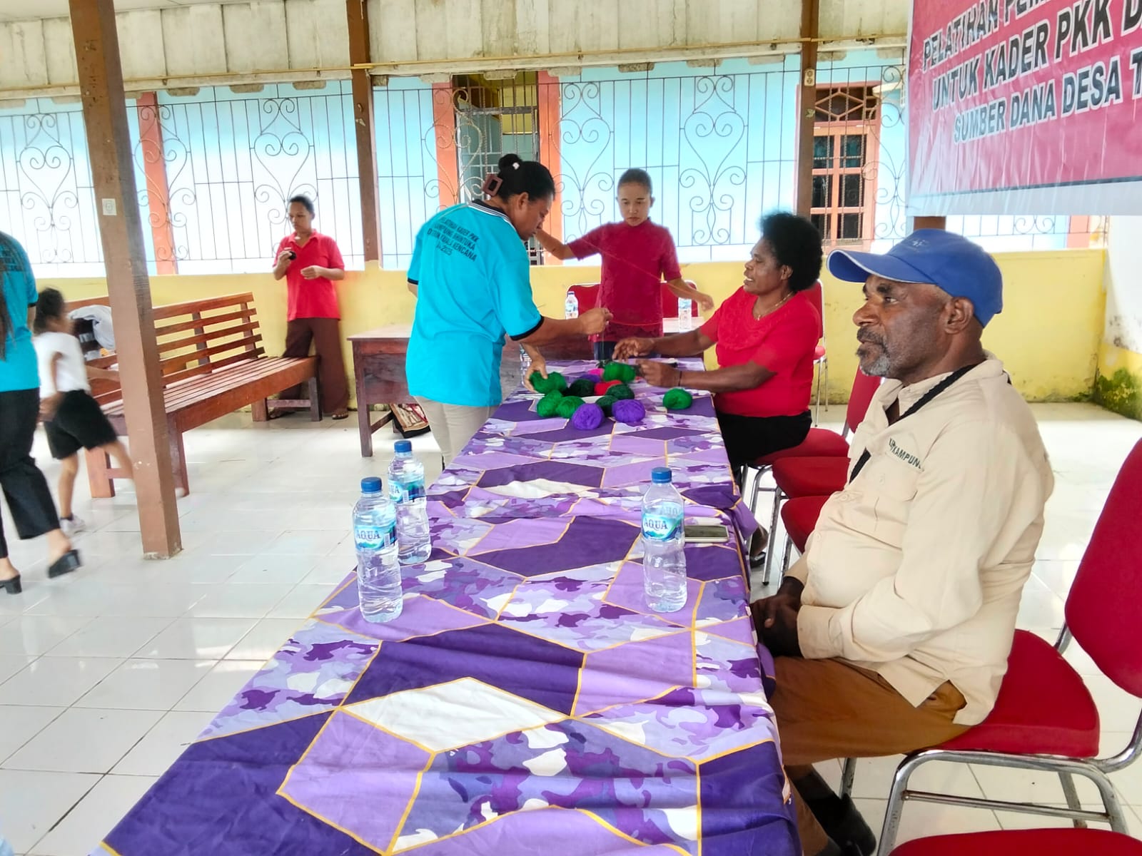 Pelatihan menganyam noken mulai dilakukan