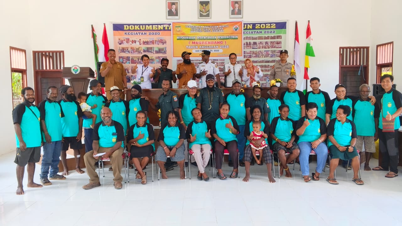 Kepala Distrik kuala Kencana, Yemi Gobai, Kepala Kampung Tioka Kencana, Elmi Wunga, Sekertaris Kampung Tioka Kencana Andi Sahrul Akbar dan pendamping Desa saat foto bersama peserta musrenbang