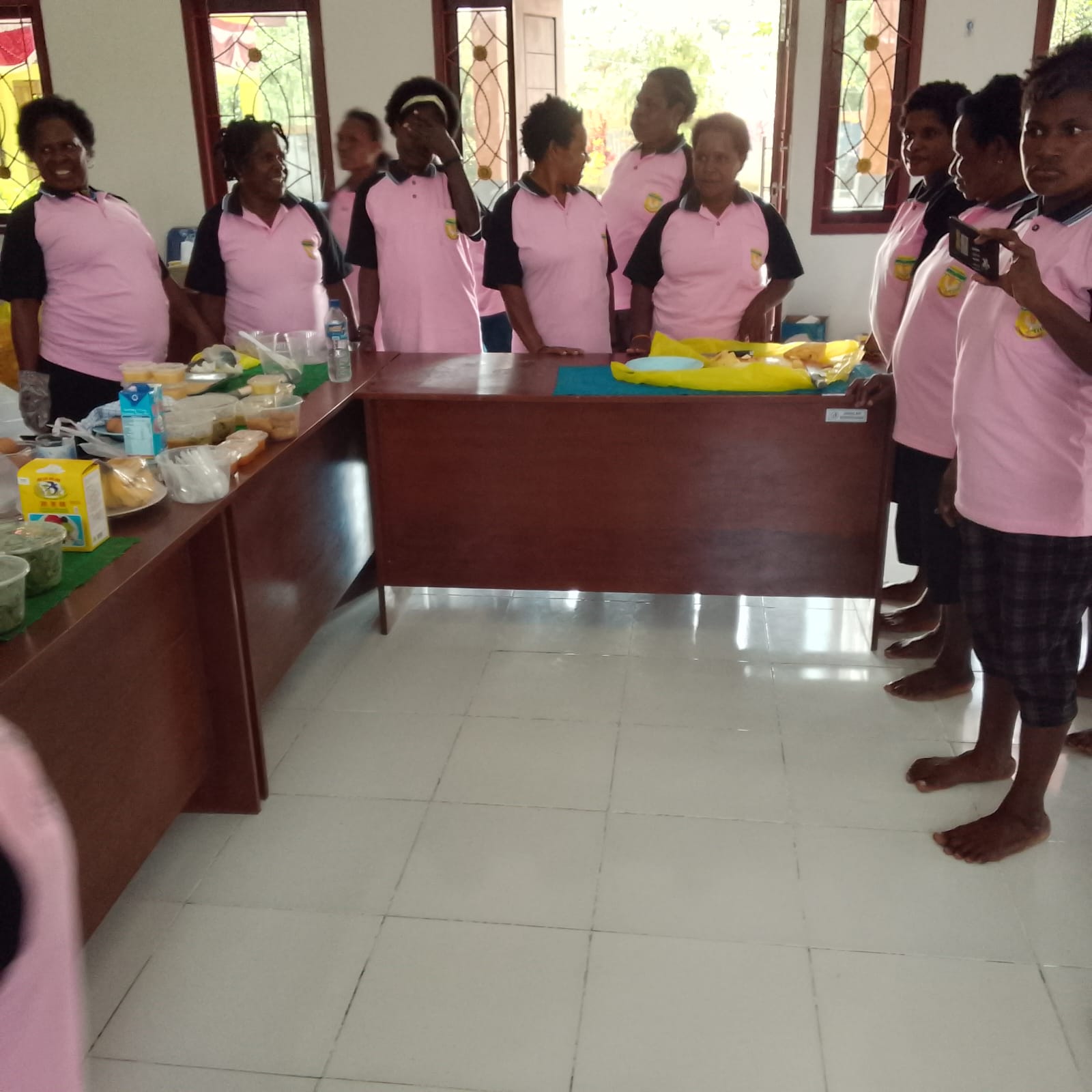 Suasana saat pelatihan pembuatan makanan tambahan berbahan lokal di Kampung Tioka Kencana