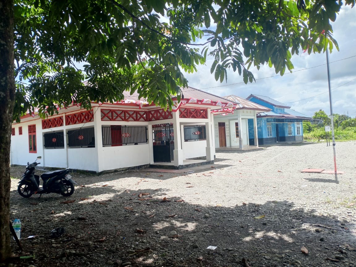 Kantor Kampung Mimika Gunung yang telah direnovasi dan dipasangi umbul-umbul