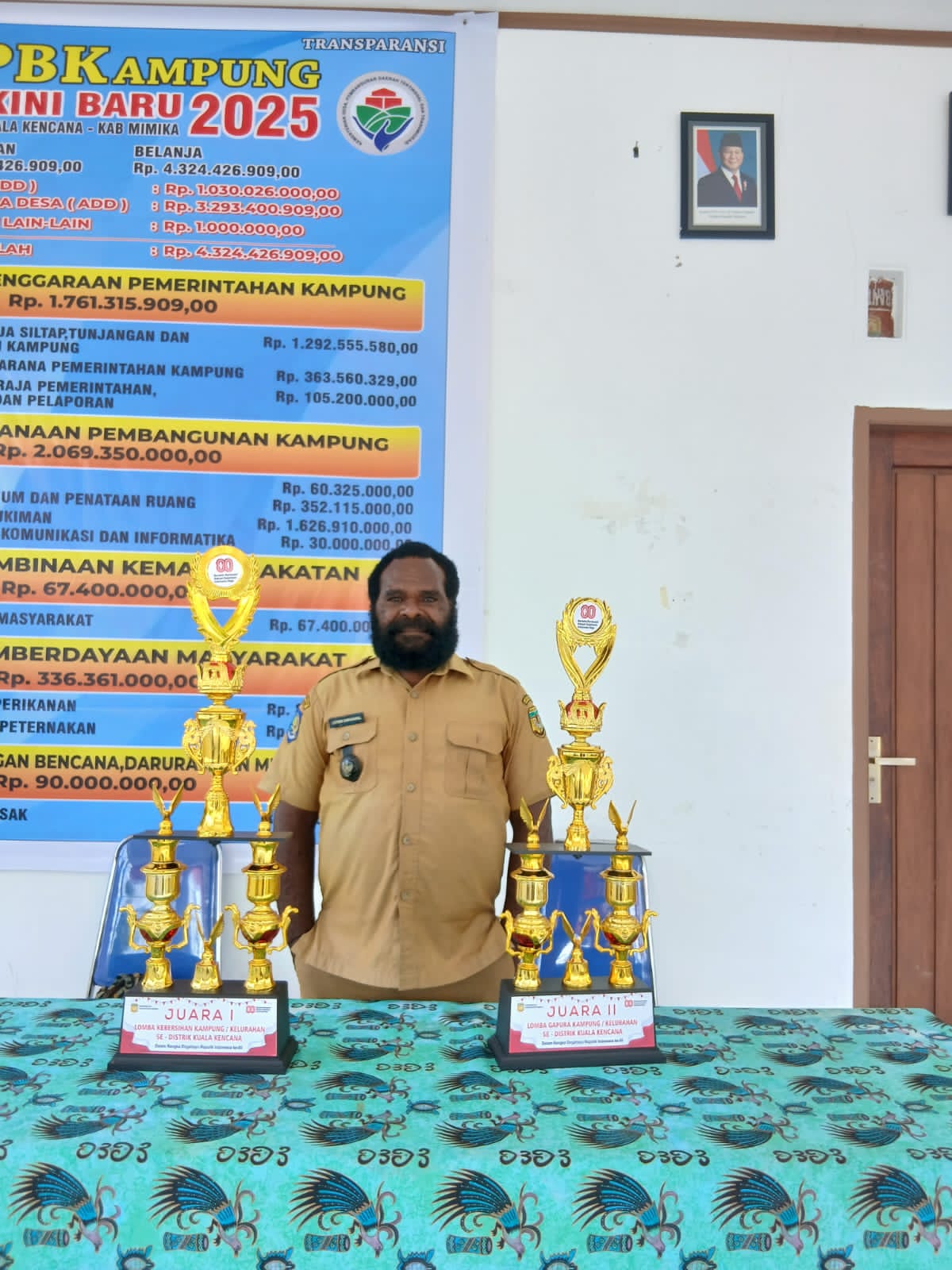 Kepala Kampung Utikini I, Luther Karagainal saat berfoto bersama piala