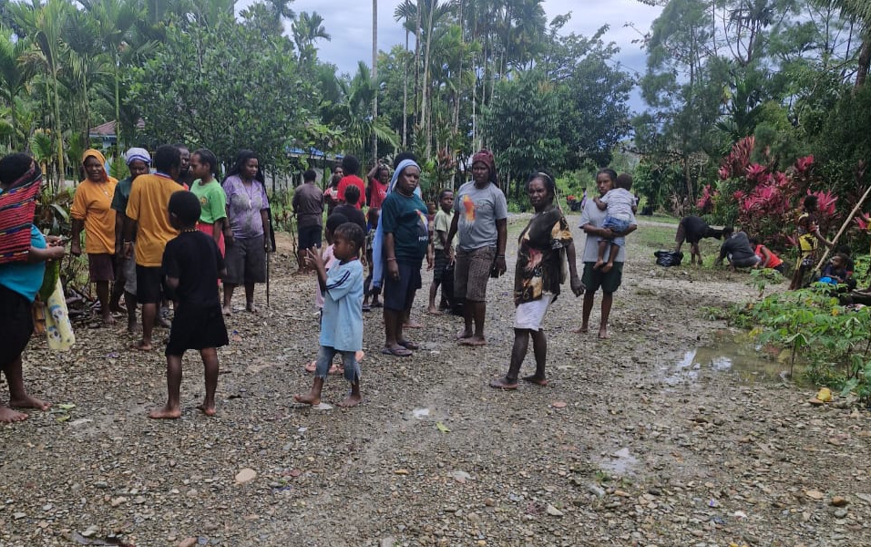 Warga Kampung Jimbi sedang melakukan pembersihan jalan dan parit