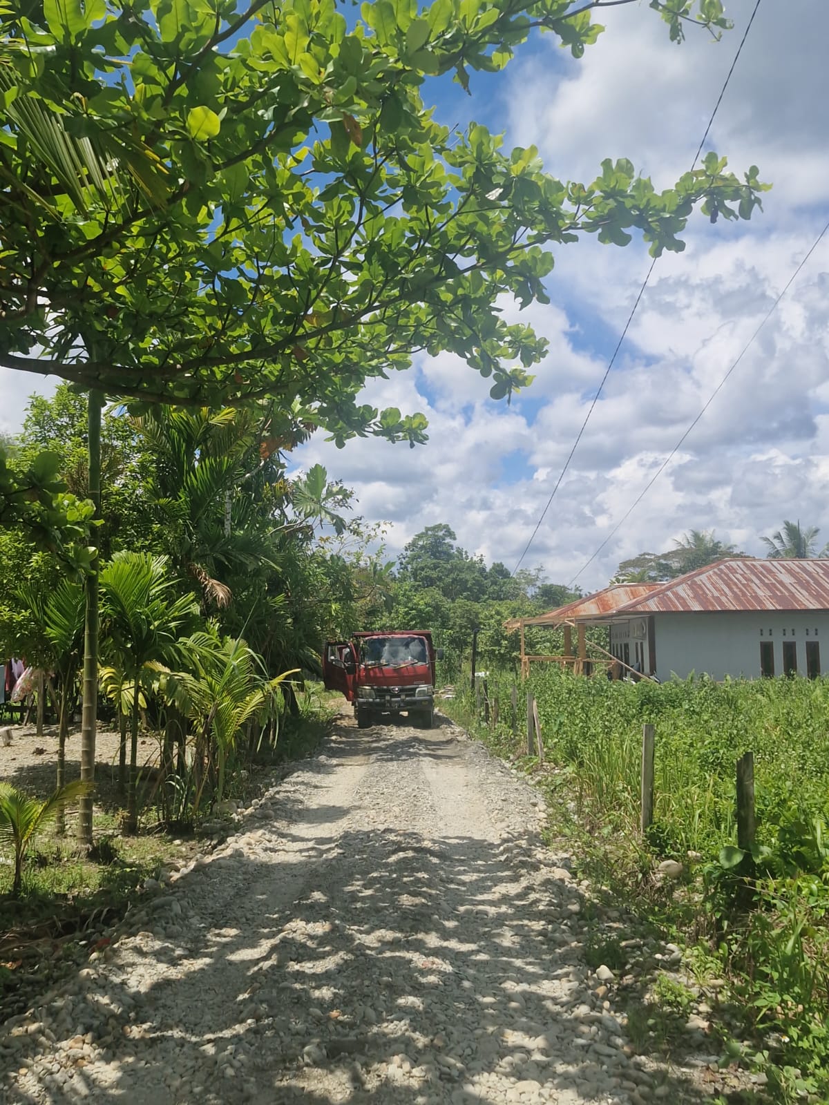 Proses penimbunan jalan di RT 8, Kampung Jimbi