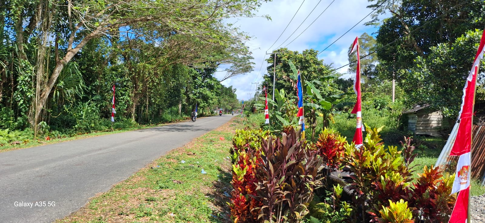 Pemasangan umbul-umbul di jalan di masing-masing RT