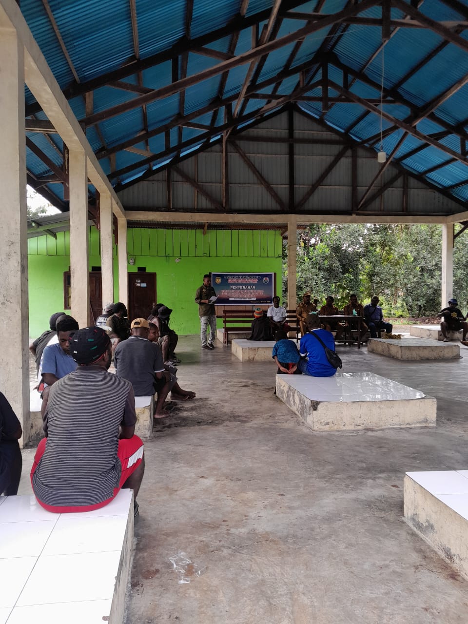Suasana penyaluran BLT kepada warga di Kampung Bintang Lima