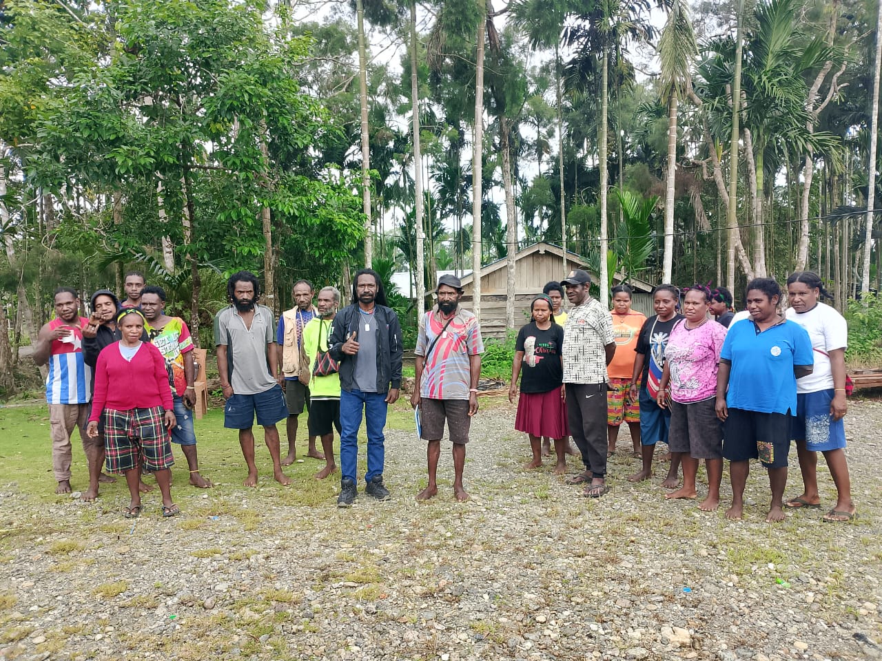 Foto bersama warga usai pemilihan ketua RT 