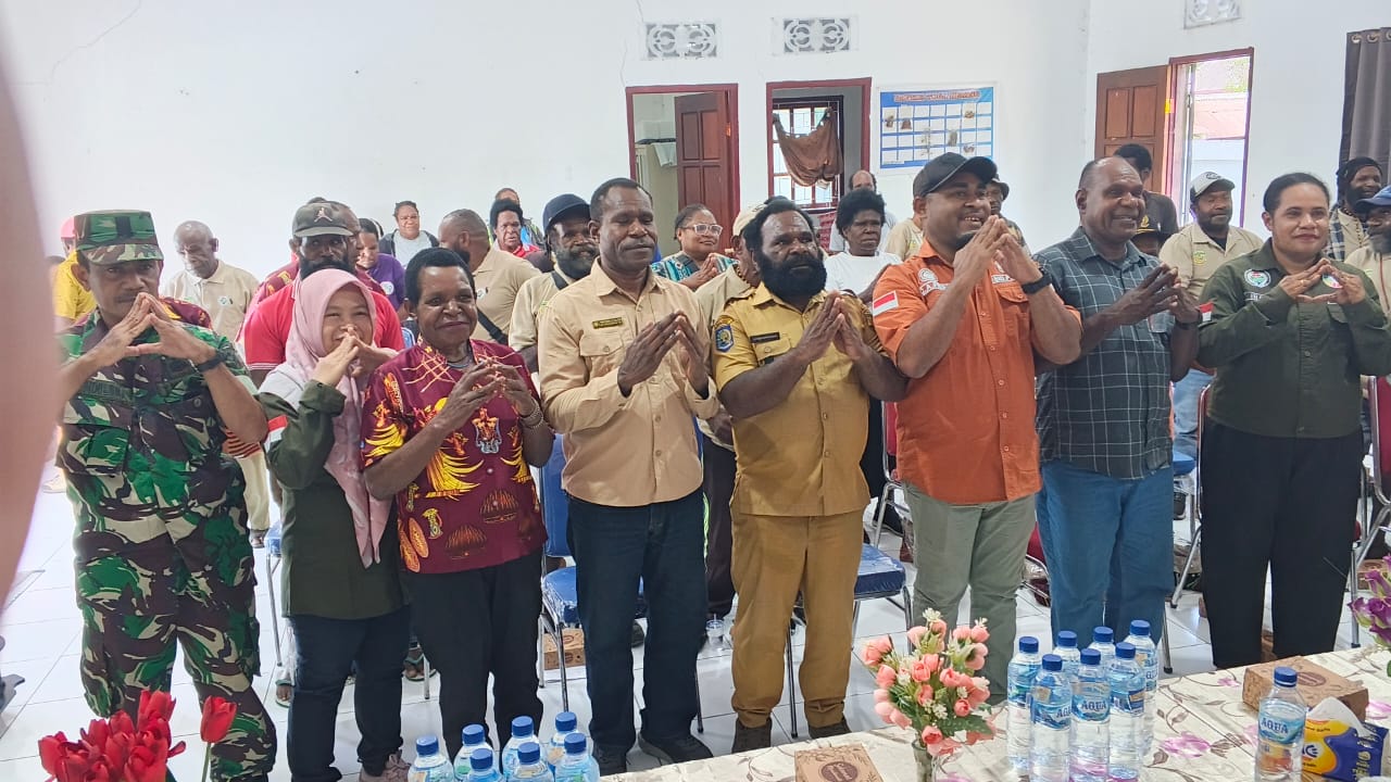 Foto bersama Kepala Distrik Kuala Kencana, Yemi Gobai, Kabid PMK DPMK, Frits Werimon, Kepala Kampung Utikini I, Luther Karagainal, Pendamping desa, Bhabinkamtibmas dan Babinsa bersama peserta musrenbang