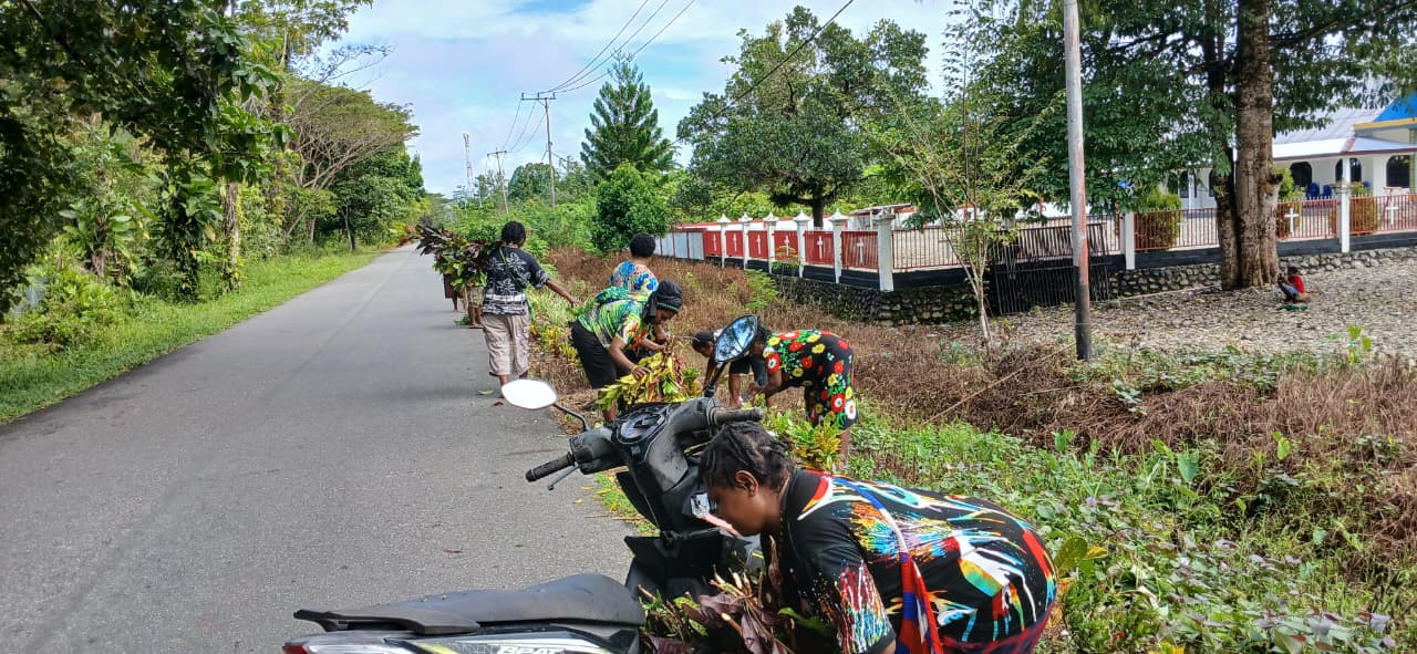Ibu-ibu perkawan bersama-sama menanam bunga sekaligus membersihkan parit