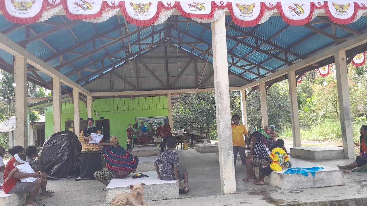 Suasana pelayanan Posyandu di Kampung Bintang Lima