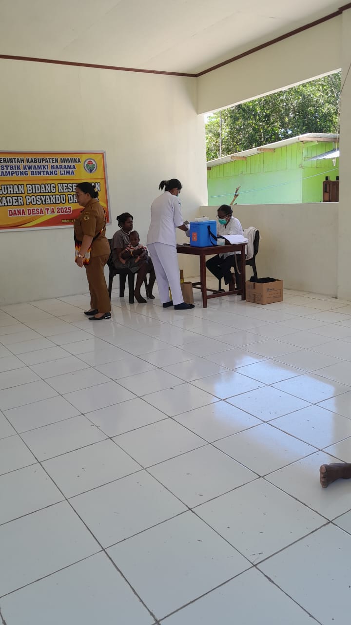 Petugas kesehatan dari Puskesmas saat melakukan pelayanan posyandu di Kampung Bintang Lima 
