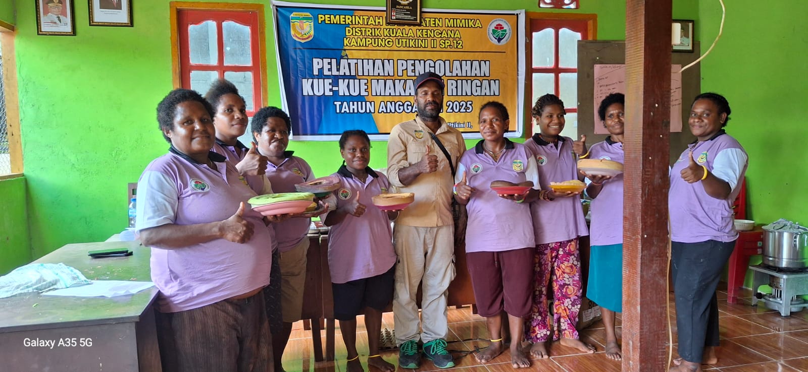IBU-IBU KADER POSYANDU KAMPUNG UTIKINI II IKUTI PELATIHAN PEMBUATAN KUE DAN MAKANAN RINGAN