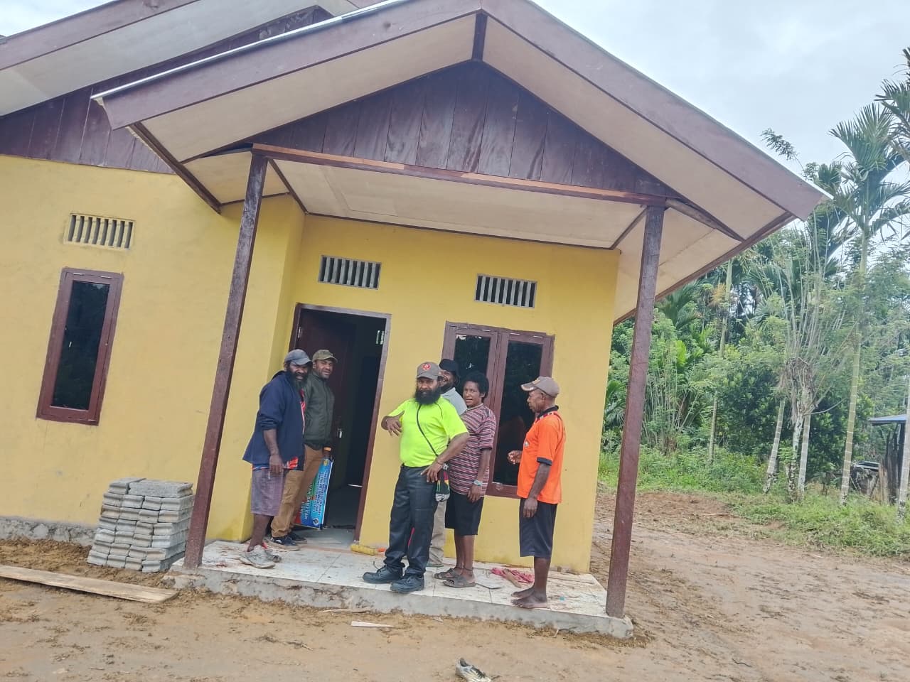 Foto bersama Kepala Kampung Utikini II, Marinus Kogoya, Sekertaris Kampung Utikini II, Naton Murib, dan warga yang menerima kunci rumah
