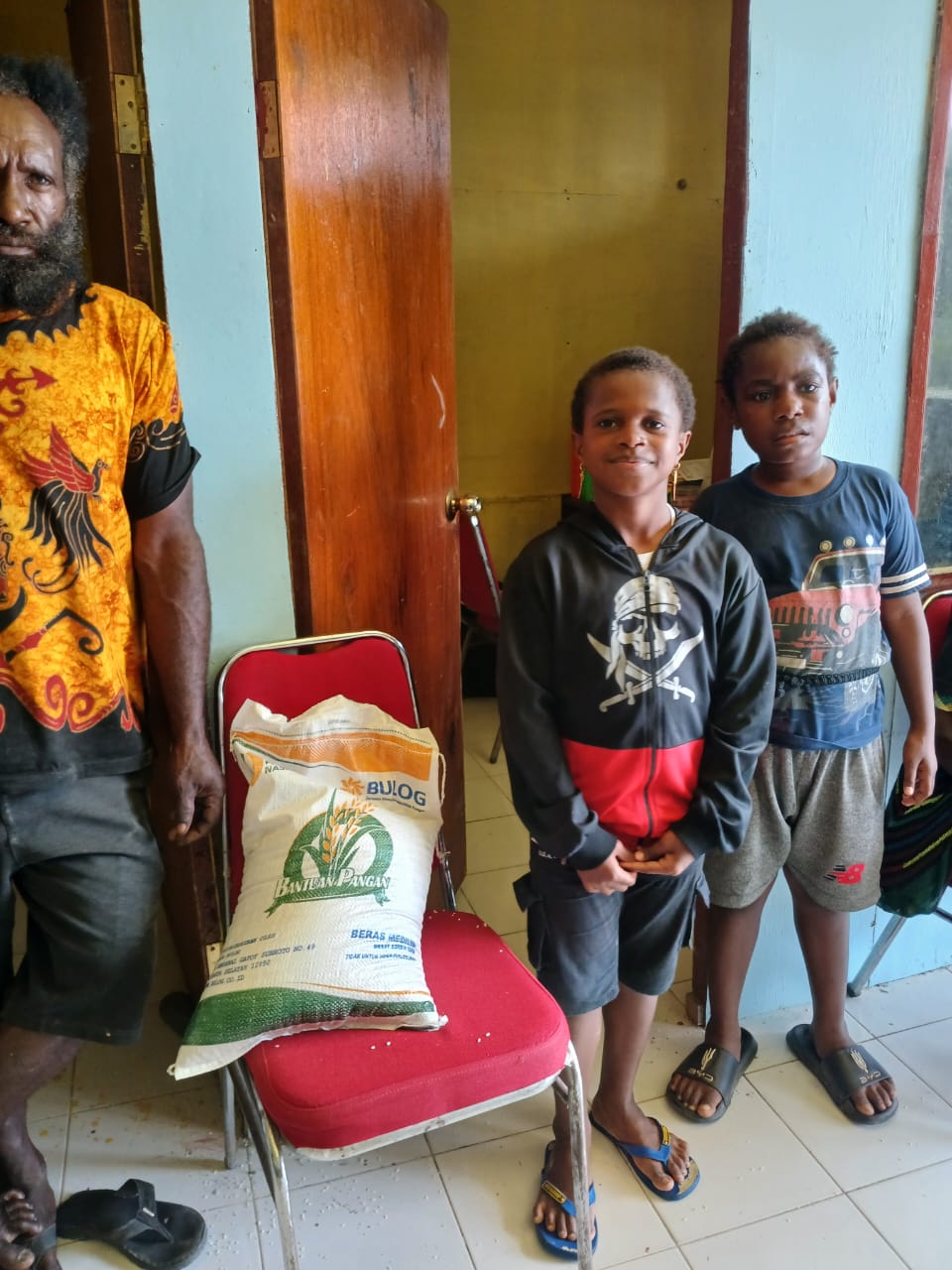 Warga Kampung Bhintuka saat menerima bantuan pangan berupa beras