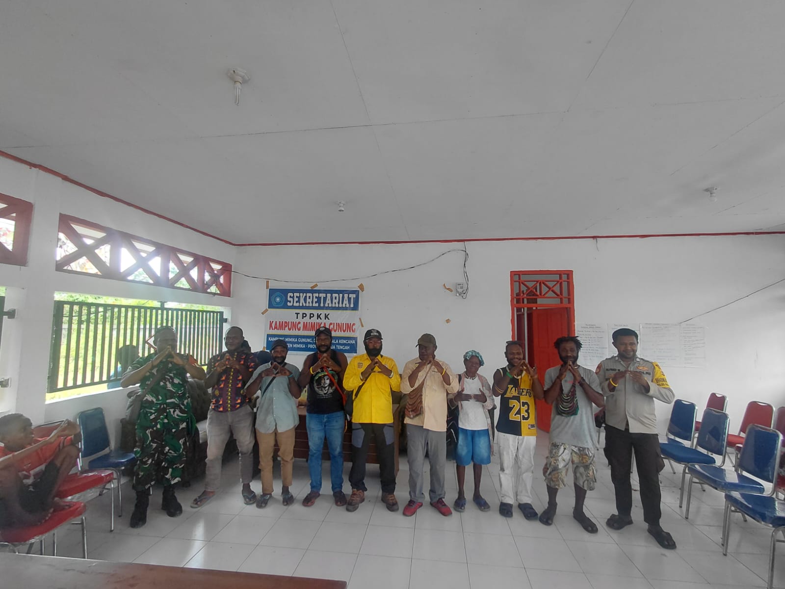 Foto bersama Kepala Kampung Mimika Gunung, Primus Kobogau bersama Bamuskam, Babinsa dan Bhabinkamtibmas serta ketua-ketua RT dan RW terpilih