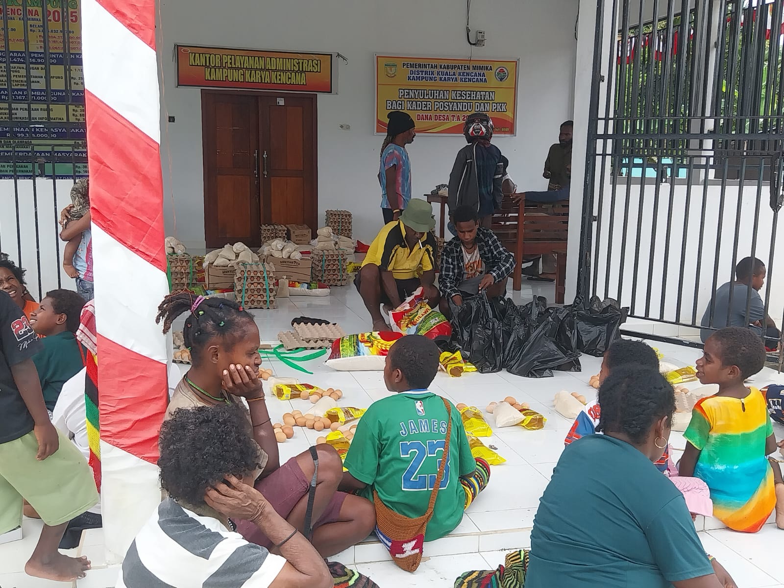 WARGA KARYA KENCANA TERIMA SEMBAKO BANTUAN PEMKAB MIMIKA