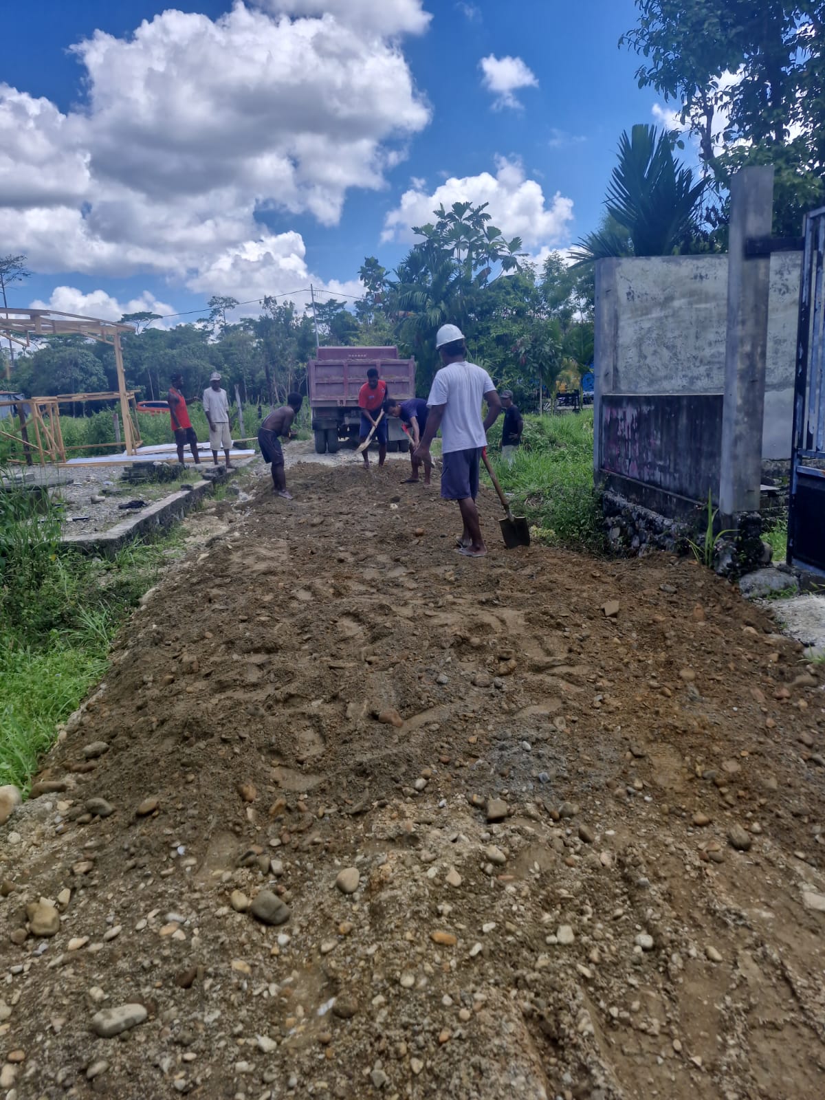 Proses penimbunan jalan di RT 8, Kampung Jimbi