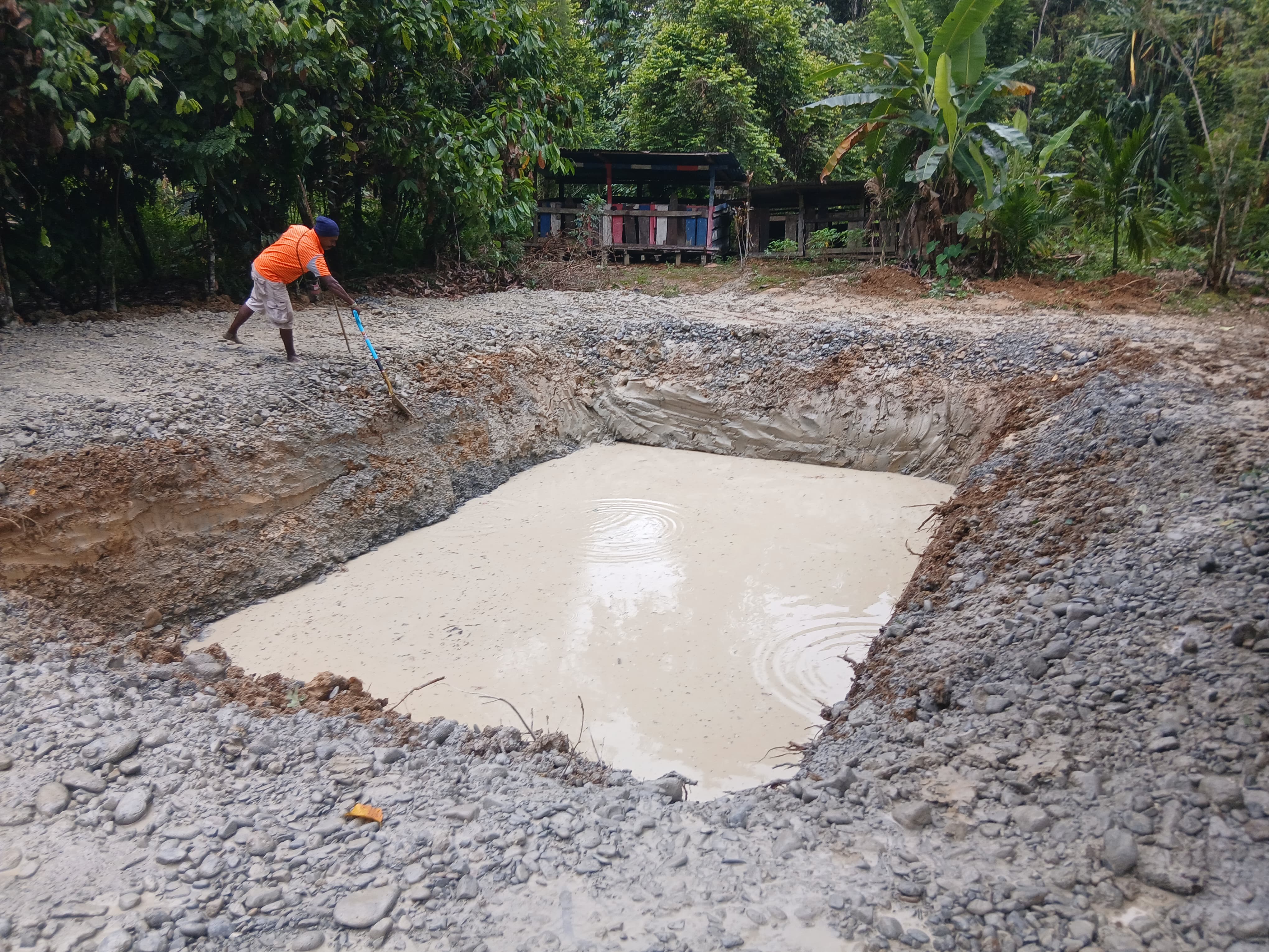 Warga Kampung Utikini I secara swadaya membuat kolam ikan air tawar