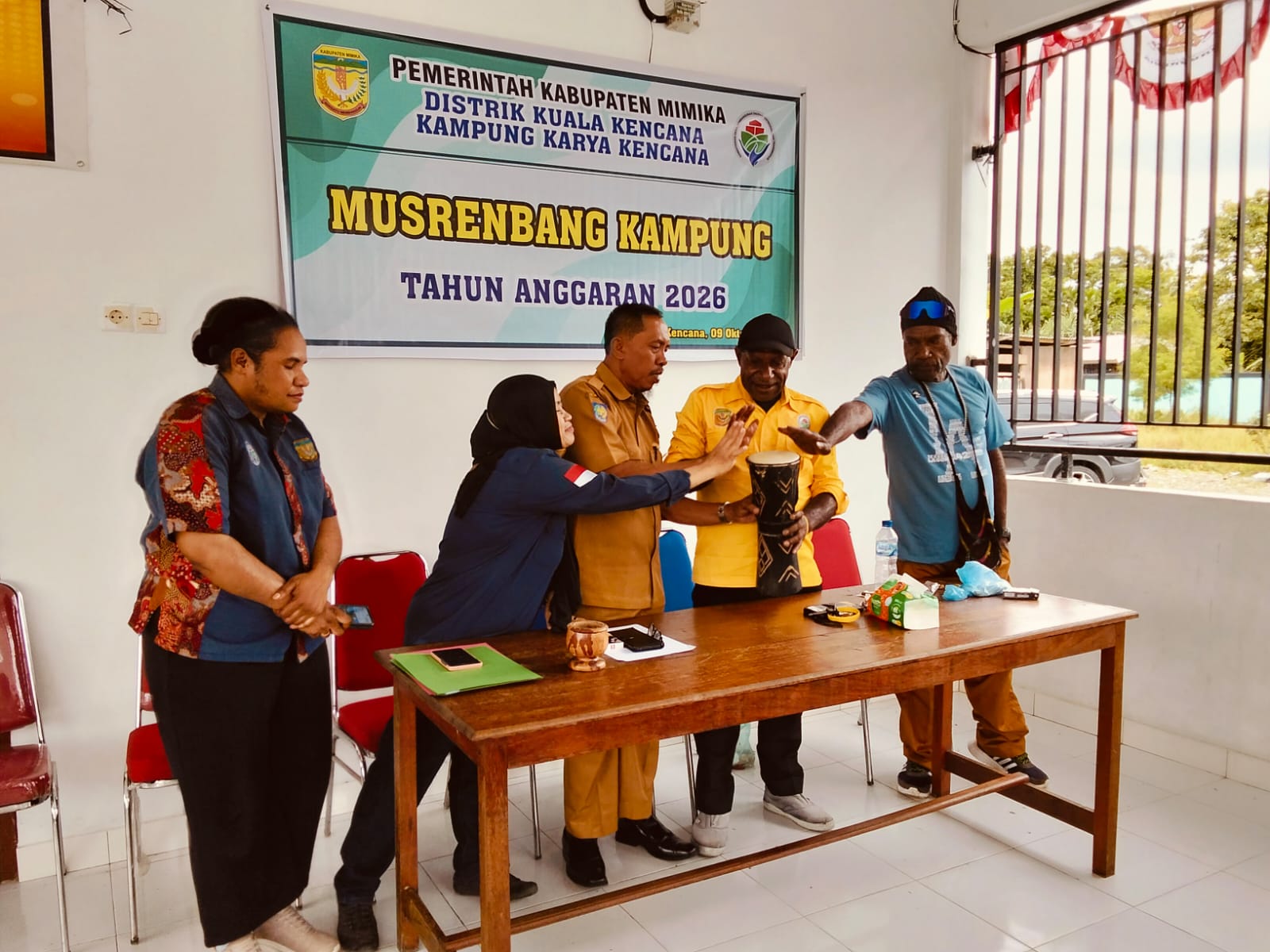 Penutupan musrenbang Kampung Karya Kencana ditandai dengan pemukulan tifa